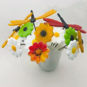 Assorterede glasblomster i hvid vase