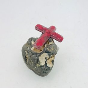 Lyserdt glaskors p strandsten