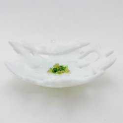 Hvidt luftigt blomsterfad