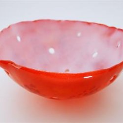 Unik glasskl med huller, rd udv. og hvid indv.