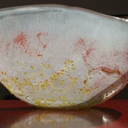 Unik glasskl med sarte gule og rde farver