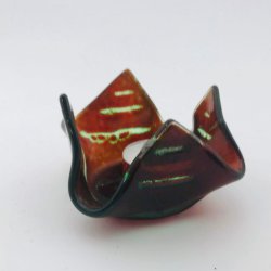 Brunlig fyrfadslysestage med folder, stribet