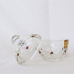 Krystal skl med rde sten og et lg