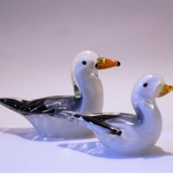 Siddende naturtro glasmge