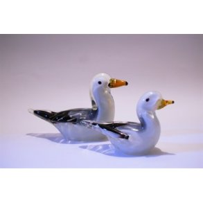 Siddende naturtro glasmge